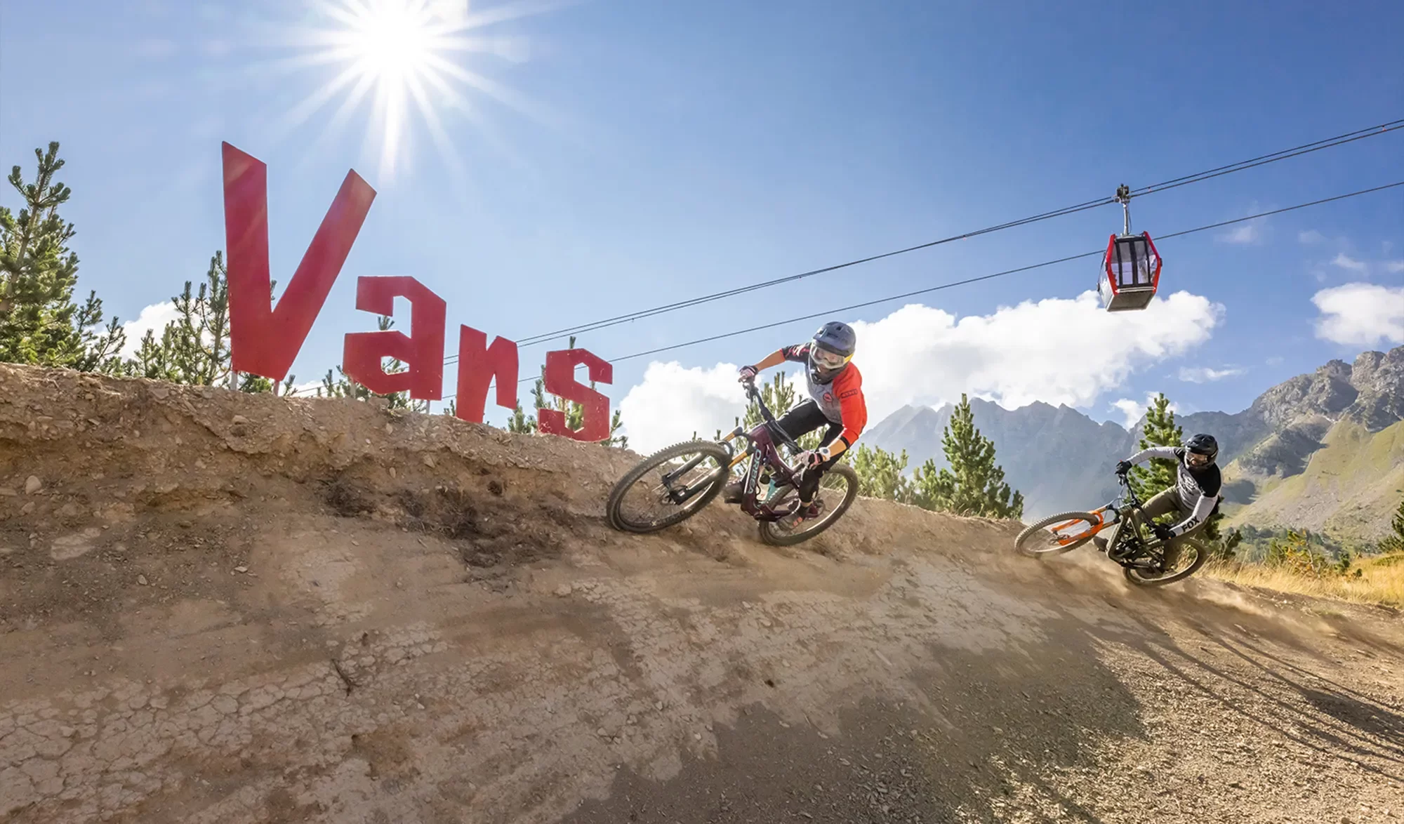 Cycliste en VTT dans les montagnes de Vars en été