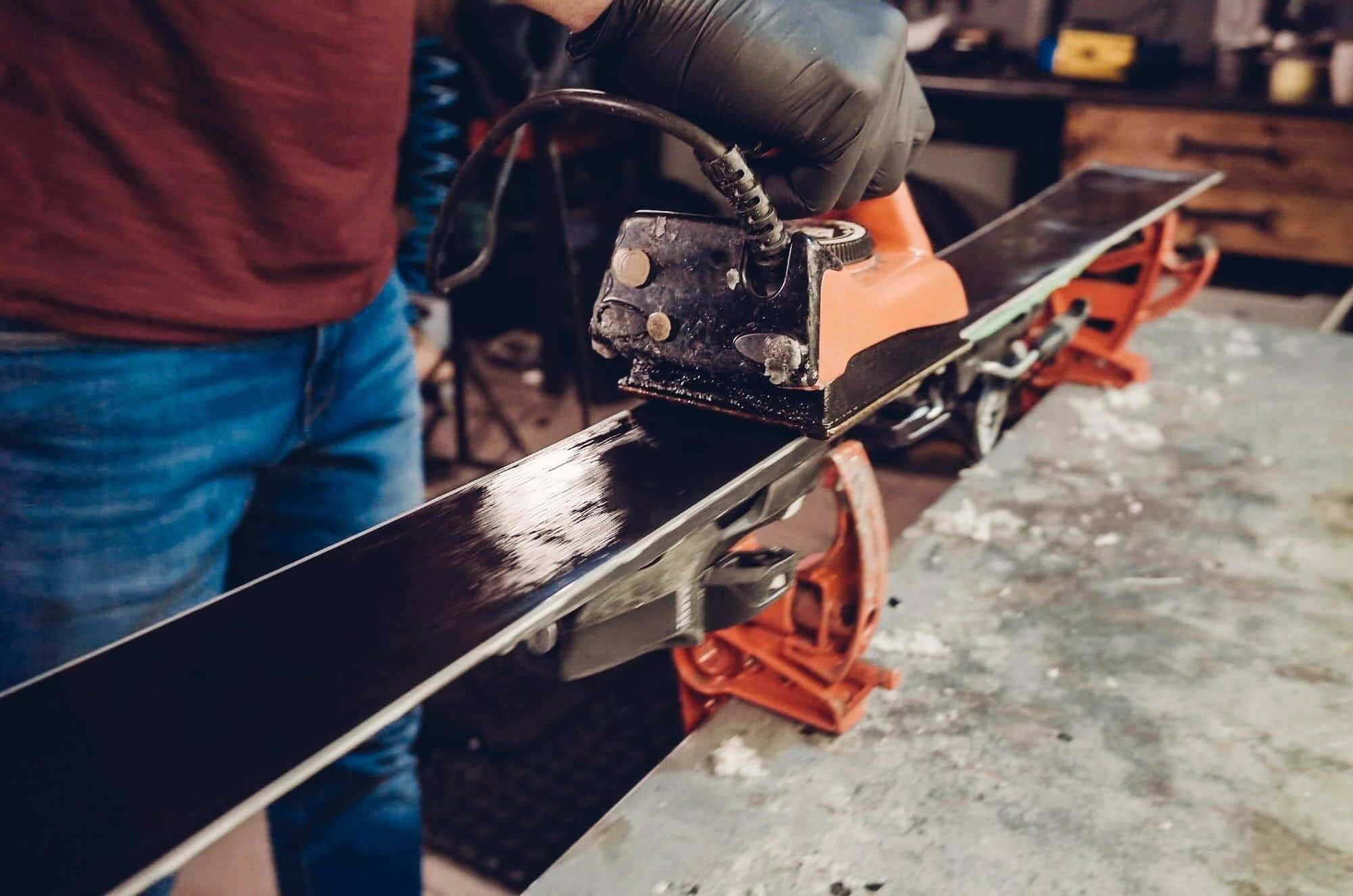 Entretien et réparation de ski dans l'atelier Sport Confort